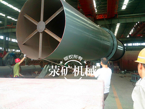 荥矿工人忙碌装车